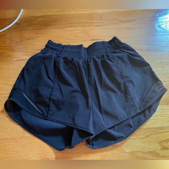 Lululemon Hotty Hot LR Short 4” size 2 Long - Picture 1 of 5